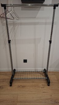 Vešiak, stojan na šaty - 2