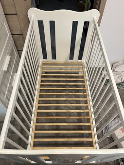 Zachovalá biela postielka - 2