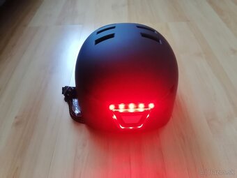 Predám novú prilbu s LED svetlom - 2