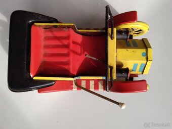 Predám starú hračku Koč. Naťahuje sa páčkou. - 2