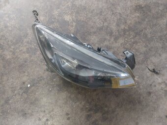 Predám pravé Svetlo opel astra j - 2