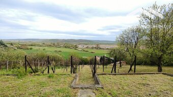 Chatka s krásnym výhľadom a priestrannou záhradou - 2
