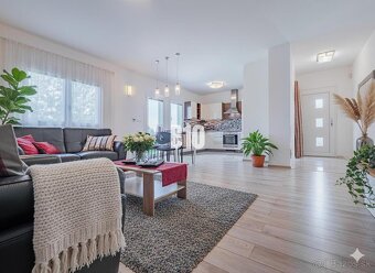 Rodinný dom v Meste na BÝVANIE alebo PODNIKANIE - 2