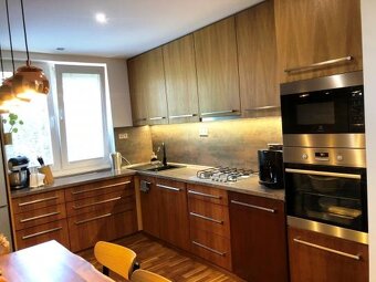 Na predaj štýlový 3-izbový tehlový byt s balkónom a garážou - 2