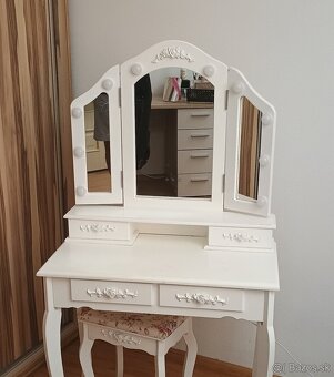 Kzmeticky stolik - 2