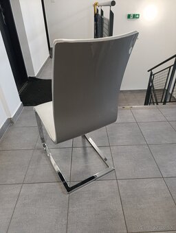 4ks stoličky šedo-bielej farby( 50€-4ks) - 2