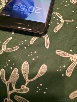 Iphone se 2020 volny v dobrom stave plne funkčný má znaky po - 2