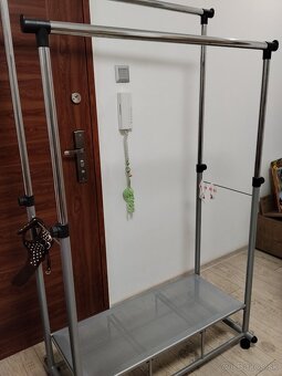 Vešiak nemý sluha - 2