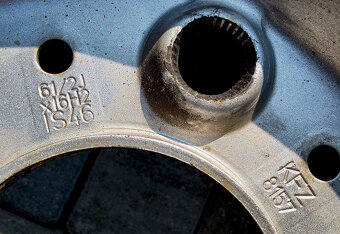 Sada 16" plechových diskov (s puklicami a pneu) - 2