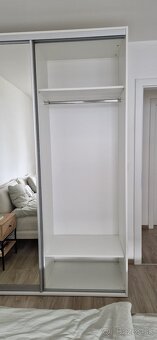 Šatníkova skriňa s posuvnými dverami a zrkadlom - 2