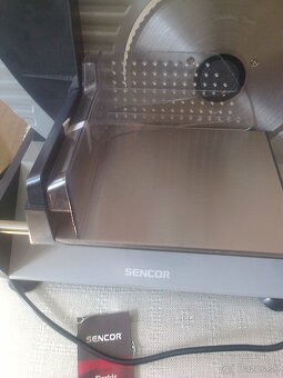 Elektrický krájač na potraviny...... - 2