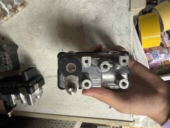 Mercedes Turbo aktuátor  2ks G-227, G277 - 2