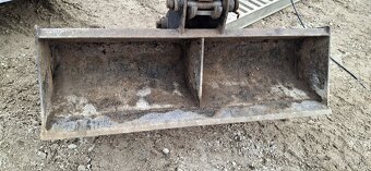 Pevná svahovacia lyžica uchyt JCB 4/3cx,65r - 2