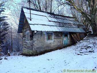 Dve drevenice na jednom pozemku v horách Javorníkov na pre - 2