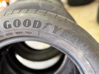 Pneu Goodyear 215/55R17 - 2