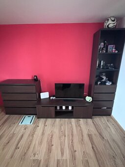 Komoda,poličky,postel - 2