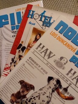 Séria 3ks Hotel pre psov+Noviny+Film a Pepierové mestá - 2