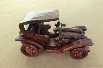 Drevený model auta. - 2