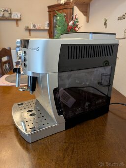 Strieborný kávovar DeLonghi Magnifica S - 2