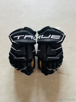Predám hokejové rukavice True Catalyst 5X3 JR/SR nové - 2
