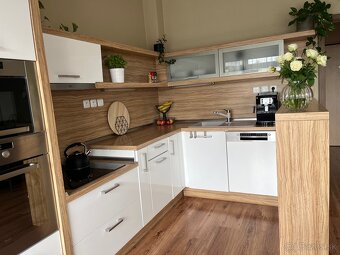 Kuchynská linka so spotrebičmi značky Whirpool - 2