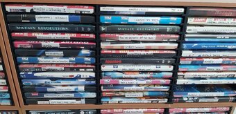 Predám 10 poličiek na DVD kazety vrátane kaziet - 2