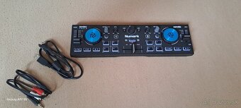 DJ kontrolér Numark DJ2GO2 Touch.  - 2