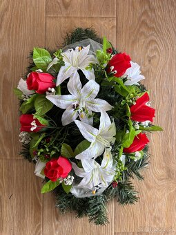 PREDÁM UMELÉ VENCE NA HROB - 2