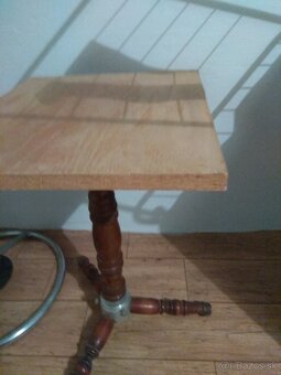 MALý STOLíK S VYREZáVANOU NOHOU - 2