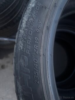 235/40/R19 - 2