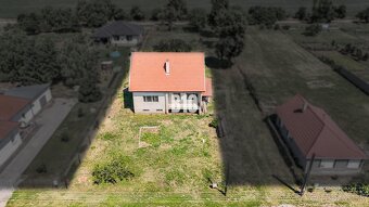 ROZOSTAVANÁ STAVBA v blízkosti kúpaliska v Poľnom Kesove - 2