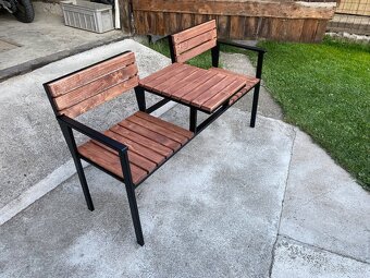 Predám pevnú a štýlovú lavičku pre 2 osoby so stolíkom - 2