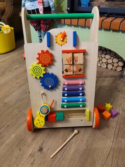 Vzdelávacie drevené chodítko pre deti - 2
