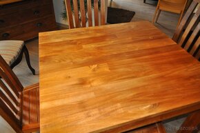Jedálenský stôl so 4 stoličkami z masívneho dreva - 2