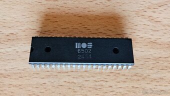 MOS 6502 procesor pre 8-bit floppy Commodore 1541, Atari 810 - 2