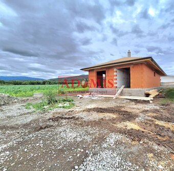 Predáme 4izb. tehlový bungalov všetky IS,pozemok 606m2, Rusk - 2