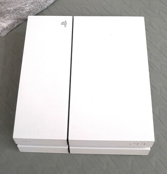 Predám Playstation 4 - 2