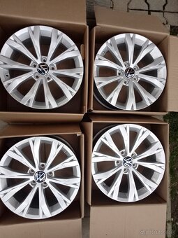 VW Tiguan 17"5x112 ET 40 originálne hliníkové disky,škKodia - 2
