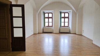 Priestor s parkovacím miestom - na prenájom na Hlavnej ulic - 2