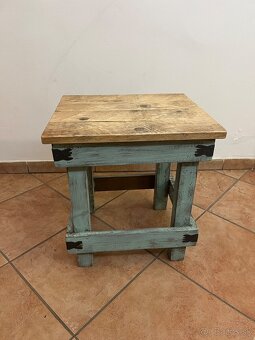Rustikálny drevený stolík - 2