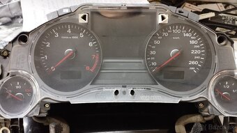 Budíky Audi A8 d3 - 2