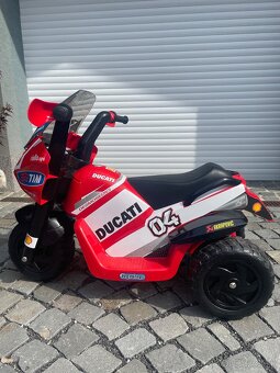 Elektrická trojkolka Peg Perego Ducati Desmosedici - 2
