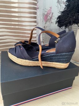 Predám Sandále Tommy Hilfiger NOVE - 2