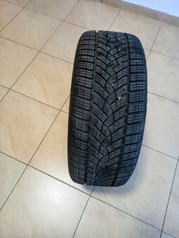 Predám zimné pneumatiky Goodyear 225/50 R18 - 2