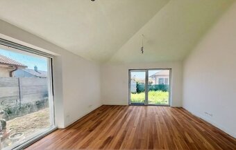 NADŠTANDARDNÝ 4-IZBOVÝ BUNGALOV (110M2) V MALINOVE TRI VODY - 2