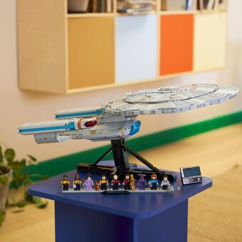 LEGO 10356 Star Trek: U.S.S. Enterprise NCC-1701-D - 2