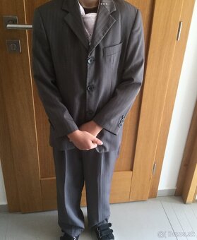 Kvalitny oblek v.134 obleceny 2 razy - 2