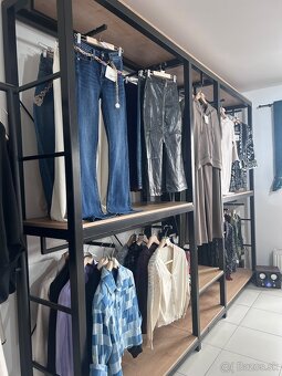 Kovový regál na šatstvo - 2