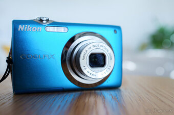 Modrý Nikon Coolpix S3000 – Ultratenký Y2K kompakt - 2