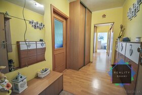 REZERVOVANÉ Predám priestranný 4 izbový byt priamo v Pezinku - 2